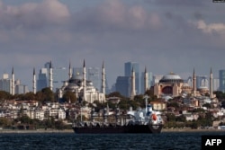 İstanbul Boğazında tahıl taşıyan gemi.