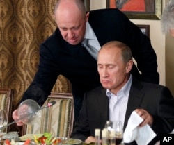 Yevgeni Prigojin ve o dönem Başbakan olan Rusya Cumhurbaşkanı Vladimir Putin, 11 Kasım 2011.