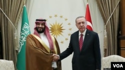 22 Haziran 2022- Cumhurbaşkanı Recep Tayyip Erdoğan ve Suudi Arabistan Veliaht Prensi Muhammed Bin Selman, Bin Selman’ın Ankara’ya gelişi üzerine düzenlenen karşılama töreninde el sıkışırken