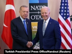 ABD Başkanı Biden ve Cumhurbaşkanı Erdoğan NATO Zirvesi'nde görüştüler.