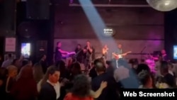 Gece 12’den sonra gece kulübü ve bar gibi mekanlarda müzik çalınmasına dair yasak kaldırıldı.