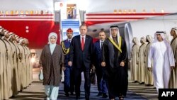 Cumhurbaşkanı Recep Tayyip Erdoğan ve eşi Emine Erdoğan Birleşik Arap Emirlikleri'nin başkenti Abu Dabi'ye gelişlerinde- 18 Temmuz 2023