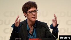 Almanya Savunma Bakanı Annegret Kramp-Karrenbauer