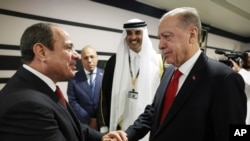 Cumhurbaşkanı Recep Tayyip Erdoğan, Katar'ın başkenti Doha'da düzenlenen 2022 Dünya Kupası açılış töreninde Mısır Cumhurbaşkanı Abdülfettah el Sisi ile tokalaşmıştı- 20 Kasım 2022