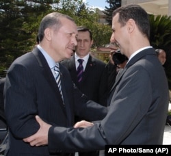 Fotoğraf, Erdoğan'ın başbakanlık döneminde, 2007 yılında Türkiye ve Suriye milli futbol takımları arasındaki özel maçı izlemek üzere Halep'e 2007'de yaptığı ziyarette çekilmiş ve Suriye resmi haber ajansı SANA tarafından servis edilmişti.