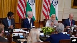 ABD Başkanı Joe Biden ve Hindistan Başbakanı Narendra Modi ABD'li teknoloji şirketlerinin yöneticileriyle birlikte, 23 Haziran 2023. 