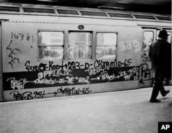 New York Metrosu'nun 1970'lerde çekilen bir fotoğrafı. Sprey boyalı kirli trenler, sabahları işe, okula gitmek isteyenler için cazip olmasa da zoraki seçenek haline gelmiş durumaydı