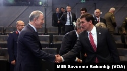 Milli Savunma Bakanı Hulusi Akar ve ABD Savunma Bakanı Mark Esper NATO toplantısında bir araya geldi