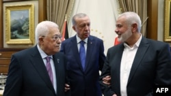 Cumhurbaşkanlığı İletişim Başkanlığı tarafından yayınlanan fotoğrafta Filistin Yönetimi Lideri Mahmut Abbas, Cumhurbaşkanı Recep Tayyip Erdoğan ve Hamas Lideri İsmail Henniye birarada görülüyor.